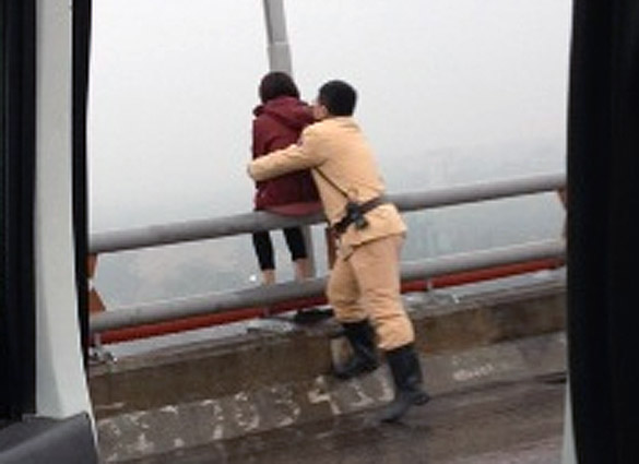 Cận cảnh CSGT cứu cô gái định nhảy cầu Thanh Trì