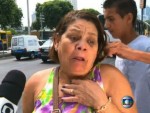 Một phụ nữ Brazil bị giật dây chuyền khi đang trả lời phỏng vấn trực tiếp