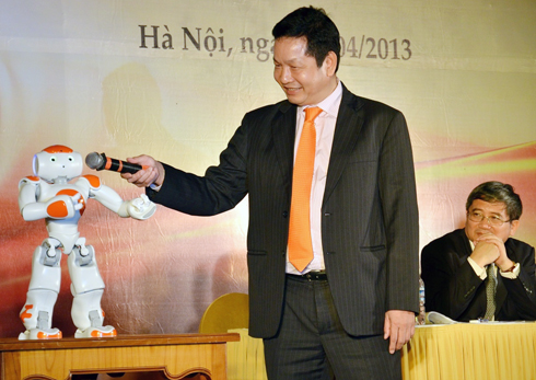Ông Trương Gia Bình 'khoe' robot