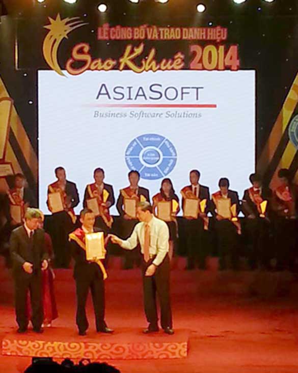 Ông Nguyễn Thái Trang - Giám đốc Công ty cổ phần phát triển phần mềm Asia lên nhận giải “Sản phẩm phần mềm ưu việt 4 sao” cho sản phẩm Asia Enterprise