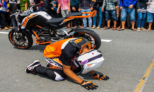 VĐV môtô quỳ lạy vì khán giả tràn vào đường đua
