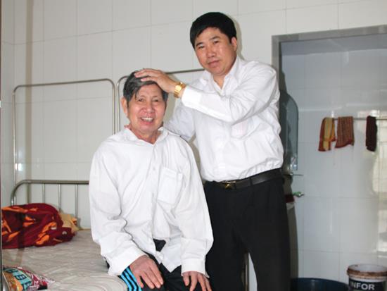 doanh nhân Bùi Tùng Mậu chữa bệnh cho cựu chiến binh