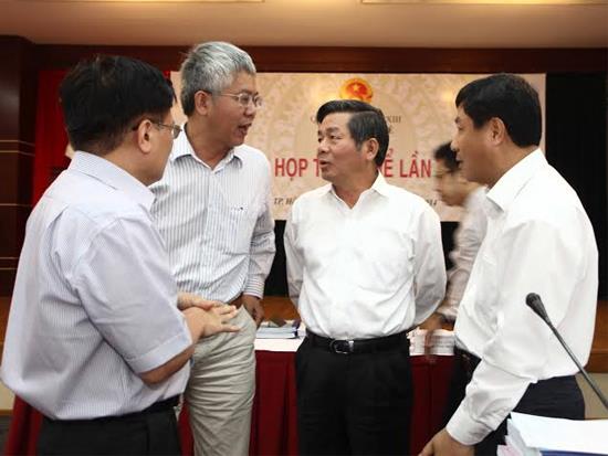 Bộ trưởng Bộ Kế hoạch và Đầu tư Bùi Quang Vinh (thứ hai từ phải sang), Phó Chủ nhiệm UBKT của Quốc hội Nguyễn Đức Kiên