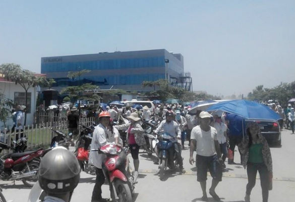 Đám đông vẫn tụ tập trước cổng Công ty Hong Fu