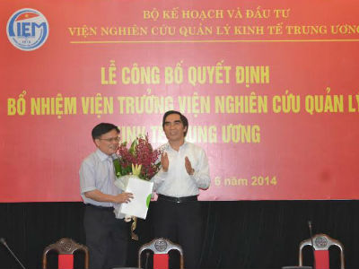 Thứ trưởng Bộ Kế hoạch và Đầu tư Nguyễn Văn Trung trao quyết định cho Viện trưởng Nguyễn Đình Cung
