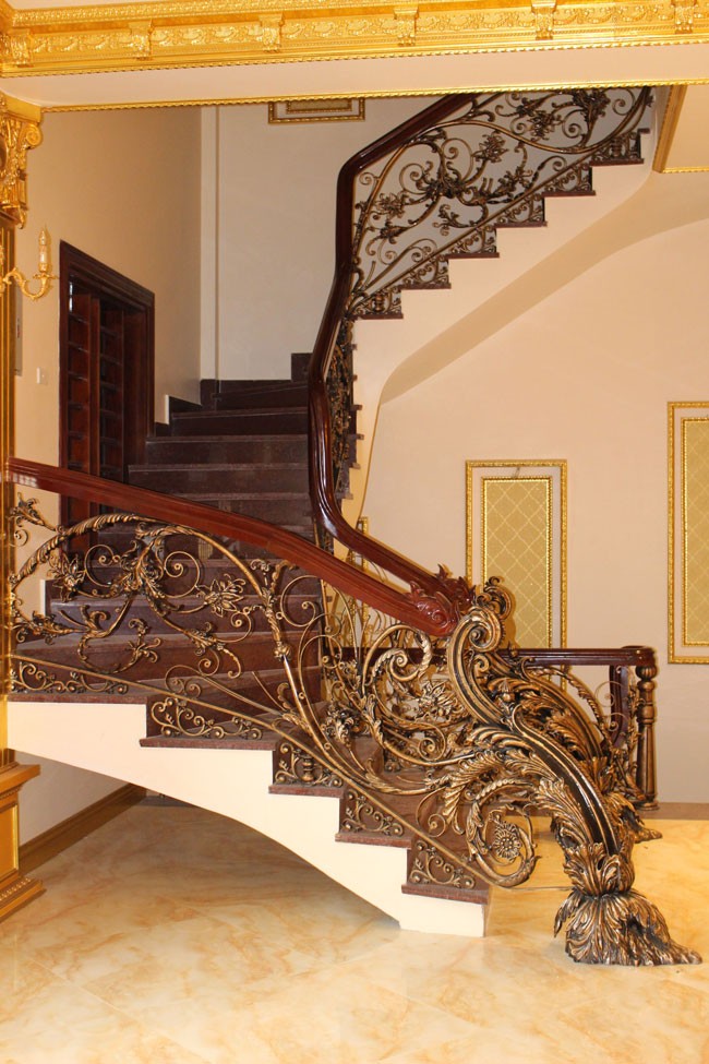 Tay vịn cầu thang được thiết kế riêng cho gia chủ, làm bằng nhôm đúc mạ vàng.