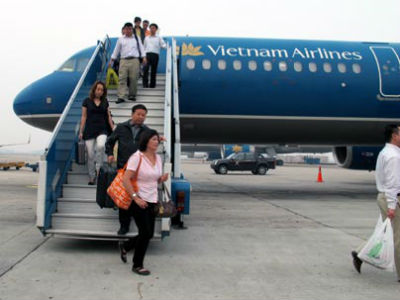 Khách Vietnam Airlines lại tí toáy mở cửa thoát hiểm