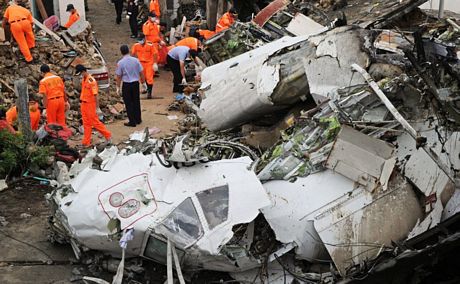 Cận cảnh hiện trường đổ nát vụ máy bay Đài Loan rơi