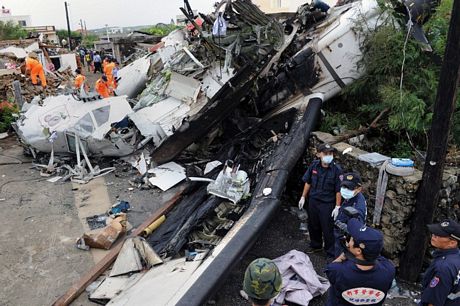 5 người trên mạng đất đã bị thương, ngoài 48 người chết và 10 người bị thương trên máy bay.