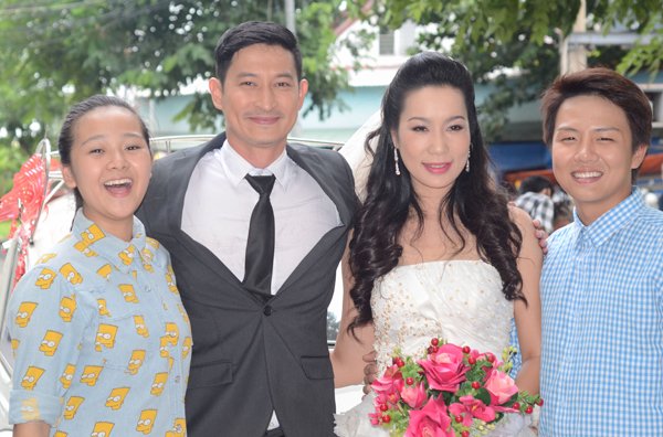 'Vợ mới' hơn Huy Khánh 9 tuổi là Á hậu Việt Nam Trịnh Kim Chi