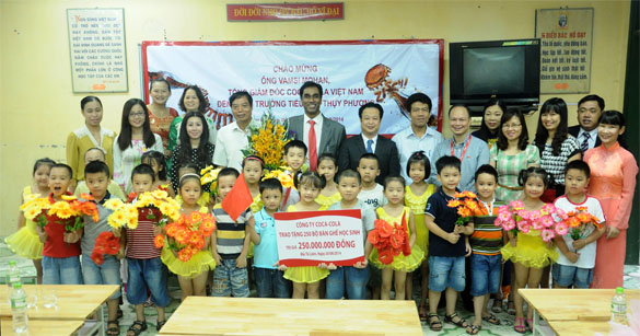 Coca-Cola Việt Nam trao tài trợ cho trường Thụy Phương. Ảnh 2