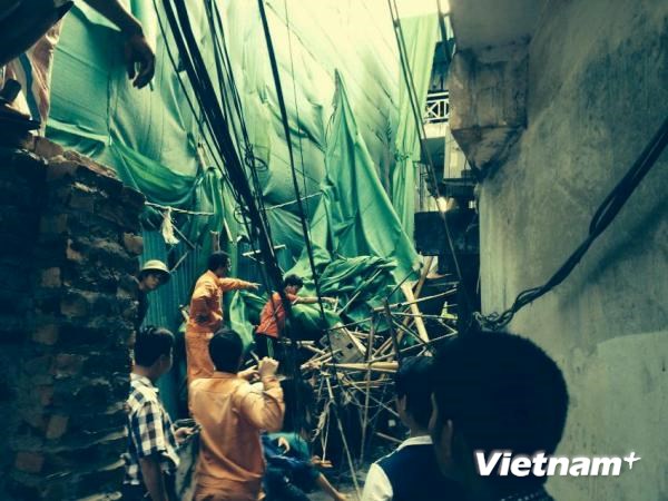 Hà Nội: Giàn giáo công trình nhà cao tầng đổ sập vào nhà dân