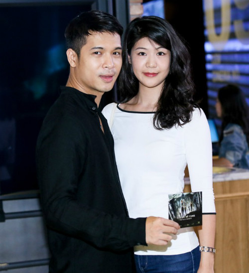 Hiện Huỳnh Lý Đông Phương là bạn gái của ca sĩ, diễn viên Trương Thế Vinh. 