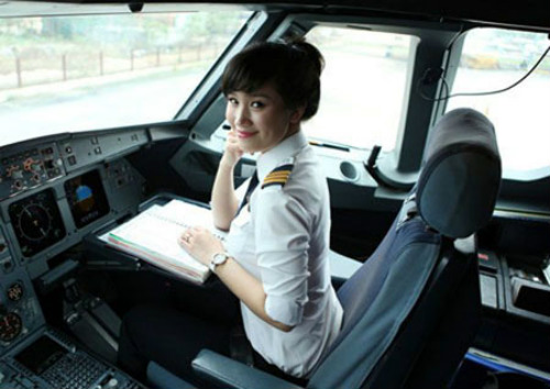 Trần Trang Nhung sinh năm 1987, là cơ phó điều khiển Airbus 321 đầu tiên của Việt Nam. Cô được đào tạo bài bản tại Pháp và vừa trở về nước năm 2009.