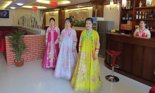 Các cô gái Triều Tiên trong trang phục truyền thống đứng đón khách.