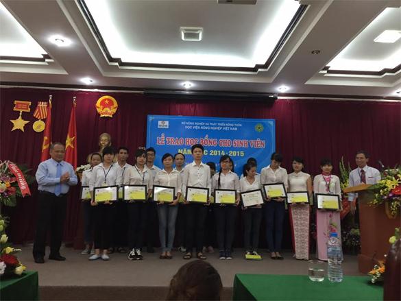 Đạm Cà Mau trao học bổng cho sinh viên Hà Nội