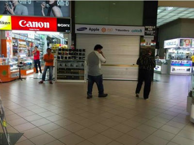 Dân Singapore phẫn nộ với cửa hàng điện thoại chèn ép du khách Việt