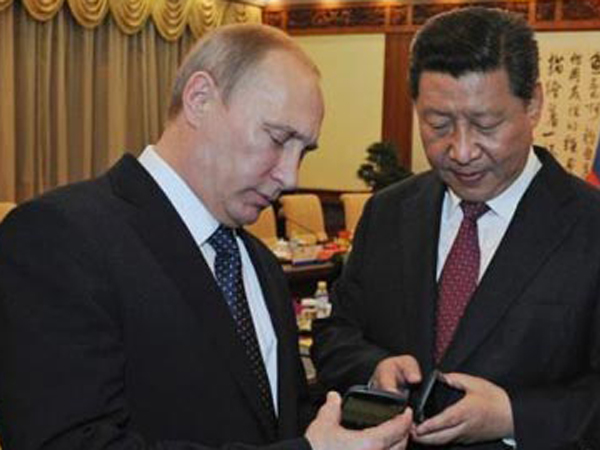 Ông Putin tặng smartphone đặc biệt cho ông Tập Cận Bình
