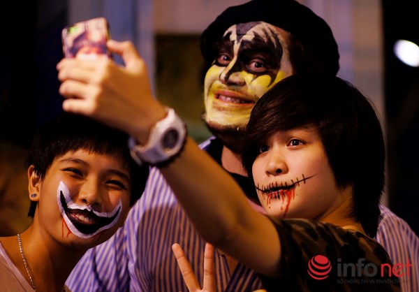Giới trẻ Hà Thành hào hứng trong đêm Halloween ở Phố cổ