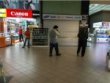 Dân Singapore phẫn nộ với cửa hàng điện thoại chèn ép du khách Việt