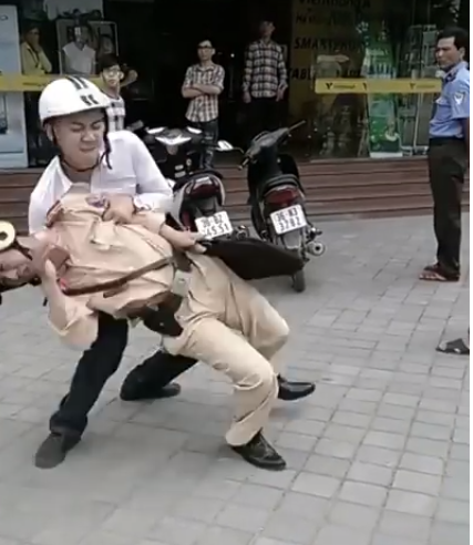 Phẫn nộ nam thanh niên quật ngã cảnh sát giao thông ở Thanh Hóa