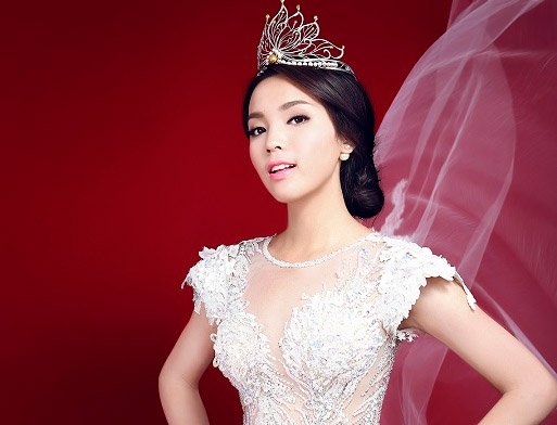 Hoa hậu Kỳ Duyên tỏa sáng với đầm dạ hội lấp lánh