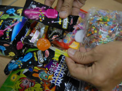 Cảnh báo 2 loại kẹo phát sáng chứa chất gây ung thư
