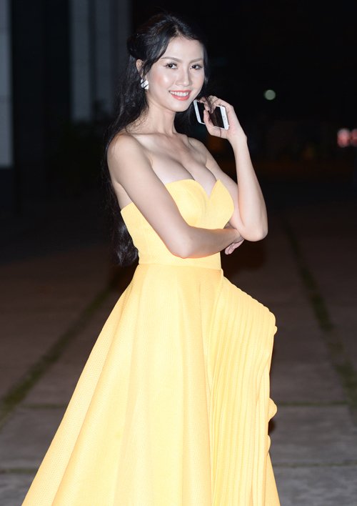 Phan Thị Mơ diện váy vai trần sexy đi chấm thi nhan sắc