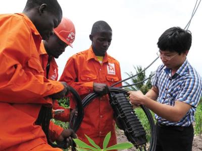 Cán bộ Viettel trao đổi với đồng nghiệp Mozambique cách thức bảo dưỡng đường dây cáp quang. Ảnh: Đ.H