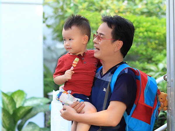 [CaptionHiện tại, anh sống hạnh phúc cùng bà xã và cậu con trai Vinh Sơn được 2 tuổi tại khu căn hộ cao cấp ở quận 8.