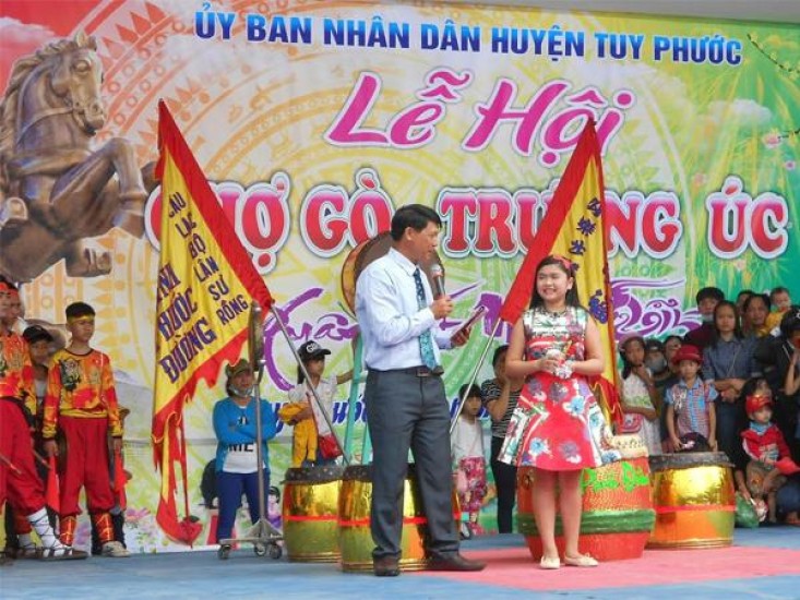 Cô bé Nguyễn Thiện Nhân, Quán quân Giọng hát Việt Nhí năm 2014, thể hiện ca khúc “Mẹ yêu” tại lễ hội Chợ Gò