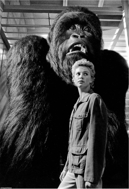 “Mighty  Joe Young” (1998): Nữ diễn viên Charlize Theron đứng bên cạnh một hình nộm khỉ  đột.