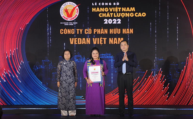 Bà Nguyễn Thu Thủy -Phó giám đốc đối ngoại- đại diện Vedan Việt nam nhận chứng nhận HVNCLC 2022