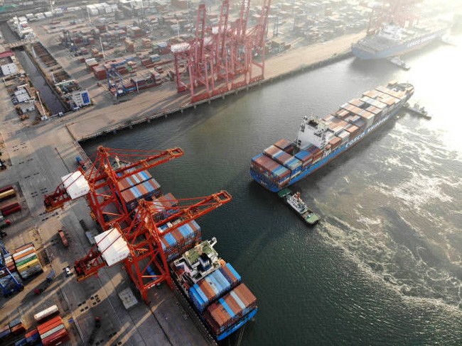 Tàu container tại cảng Liên Vân Cảng, tỉnh Giang Tô, Trung Quốc. (Ảnh: Getty Images)