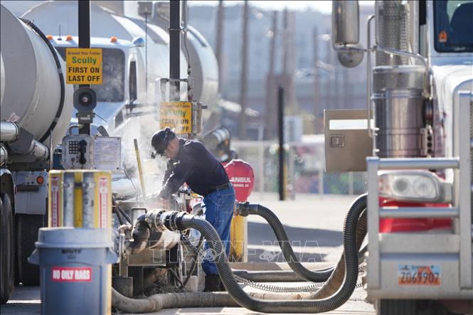  Bơm dầu thô tại một cơ sở khai thác dầu ở thành phố Salt Lake, bang Utah, Mỹ, ngày 29/10/2021. Ảnh: AFP/TTXVN
