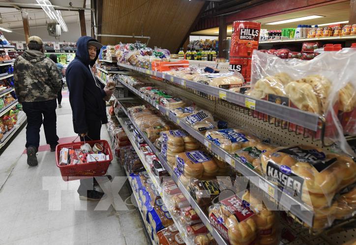 Người dân lựa chọn hàng tại một siêu thị ở Yukon Delta, Alaska (Mỹ). Ảnh: AFP/TTXVN