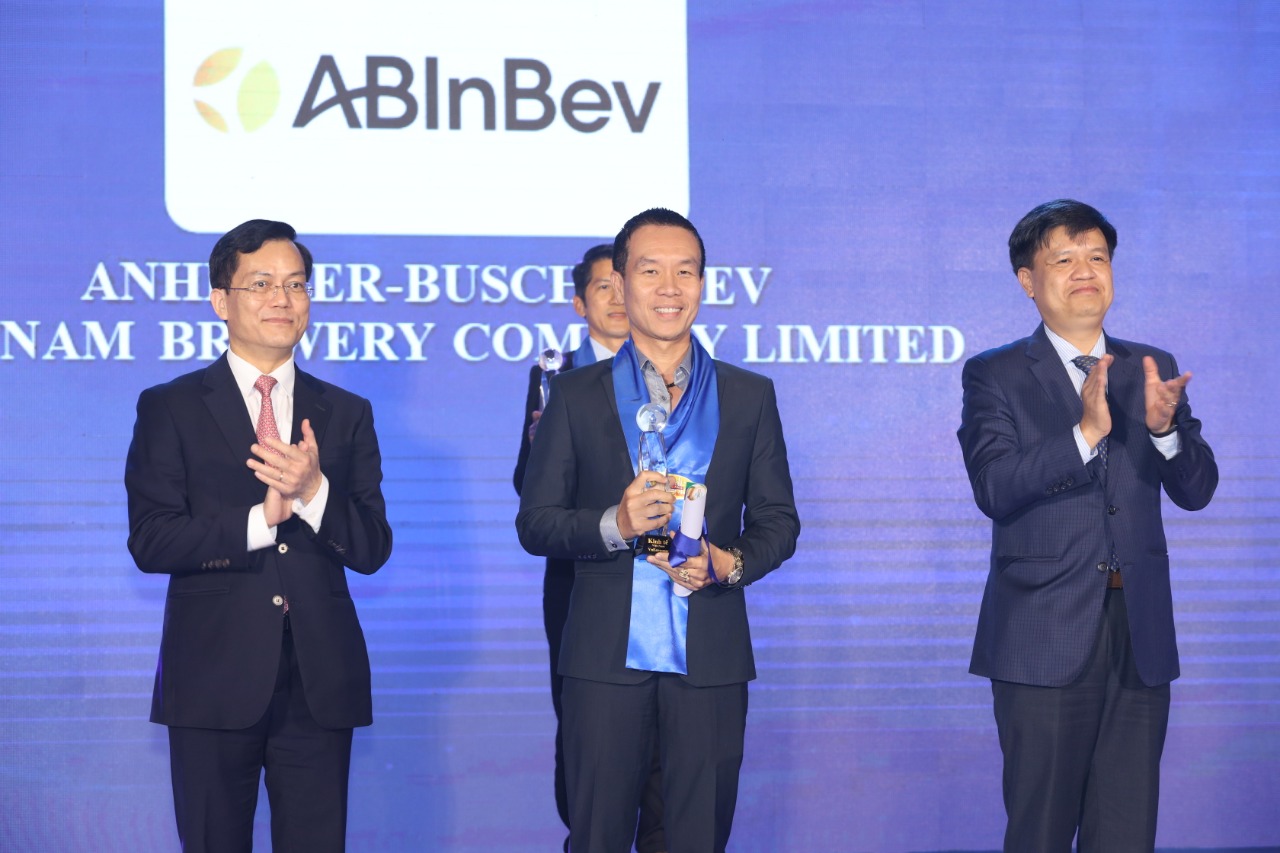Đại diện Công ty TNHH Bia Anheuser-Busch InBev nhận Giải thưởng Rồng Vàng từ Ban Tổ chức