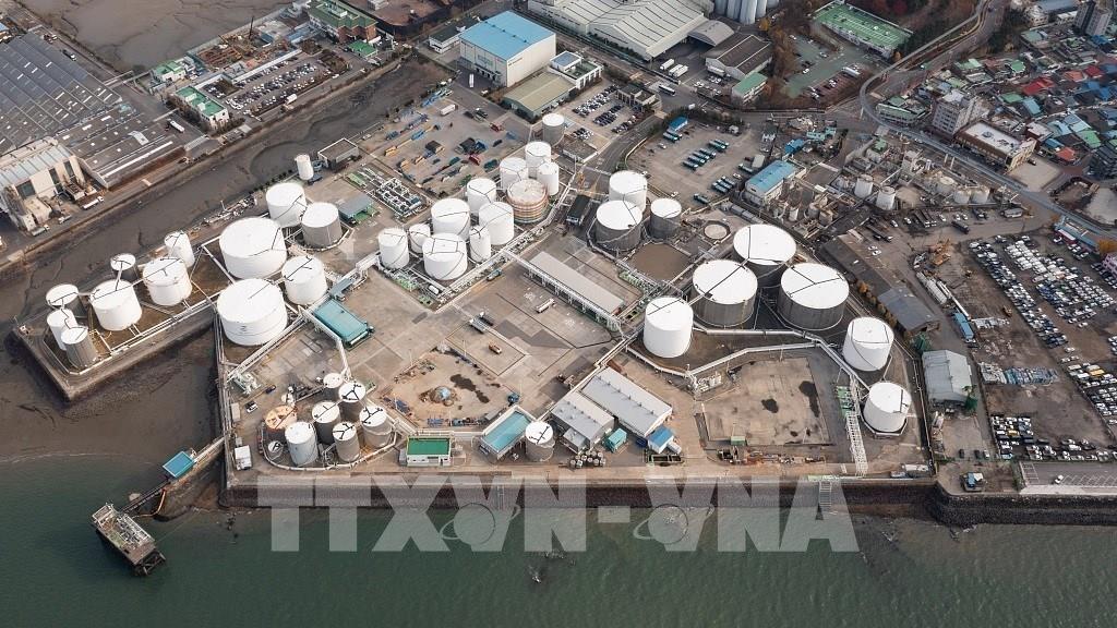 Các bể chứa tại công ty lọc dầu GS Caltex ở Incheon, Hàn Quốc. Ảnh: CGTN/TTXVN