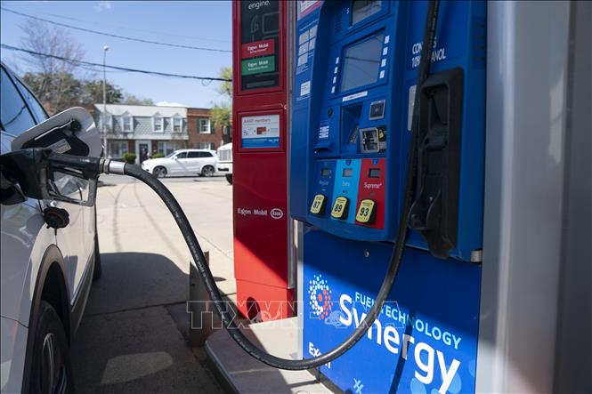 Chú thích ảnh Bơm xăng cho phương tiện tại một trạm bán xăng ở Arlington, Virginia, Mỹ ngày 12/4/2022. Ảnh: THX/TTXVN
