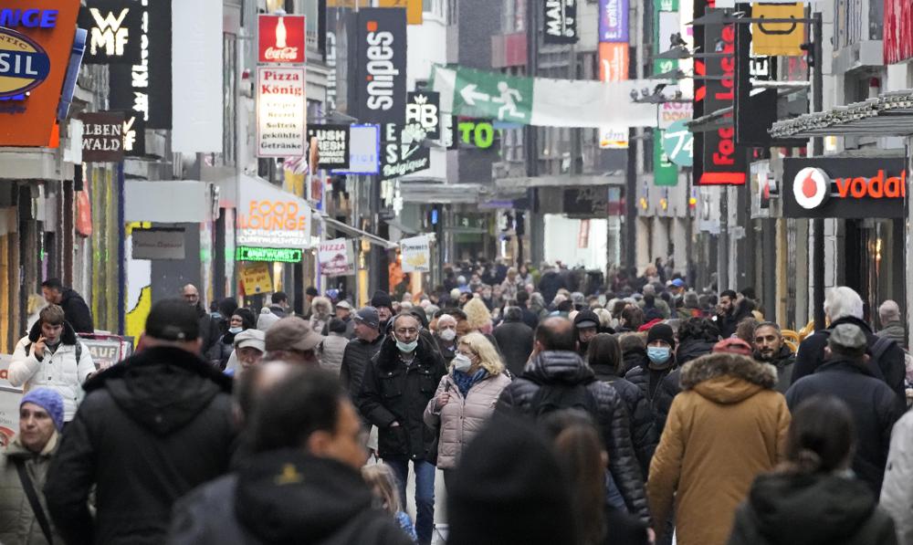 Người dân tập trung đông tại phố mua sắm ở Cologne (Đức). Ảnh: AP