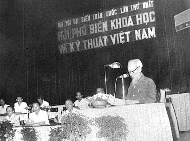 Chủ tịch Hồ Chí Minh đọc bài phát biểu tại Đại hội Đại biểu toàn quốc lần thứ nhất Hội Phổ biến khoa học và kỹ thuật Việt Nam ngày 18/5/1963. (Ảnh tư liệu)