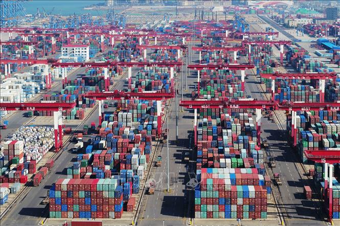  Chú thích ảnh Cảng container ở Thanh Đảo, tỉnh Sơn Đông, Trung Quốc. Ảnh: THX/TTXVN