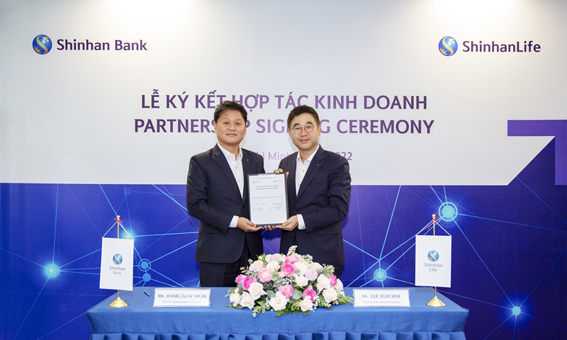 Ông Kang GewWon, Tổng Giám đốc ngân hàng Shinhan Việt Nam (trái) và ông Lee Euichul, Tổng Giám đốc Shinhan Life Việt Nam (phải) tại Lễ ký kết