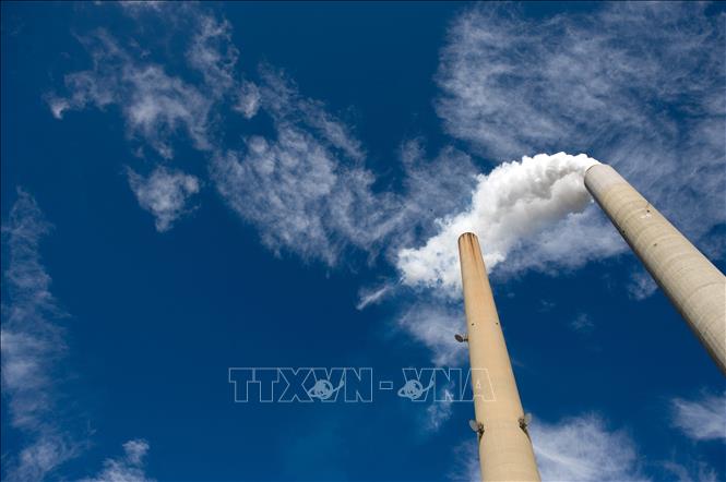 Khí thải phát ra từ một nhà máy điện than ở bang Tây Virginia, Mỹ. Ảnh: AFP/TTXVN