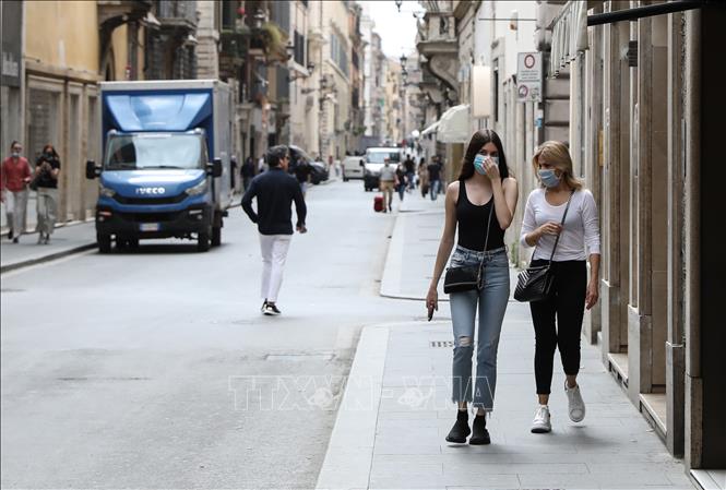 Người dân đeo khẩu trang phòng dịch COVID-19 tại Rome, Italy. Ảnh minh họa: THX/TTXVN