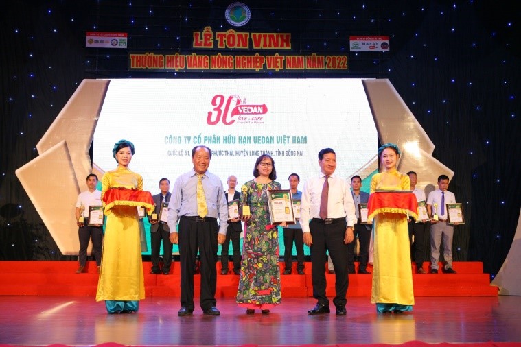 Phó giám đốc Hà Hòa Bình, Đại diện Công ty Vedan Việt Nam nhận chứng nhận “Thương hiệu vàng nông nghiệp Việt Nam” với sản phẩm Phụ gia thức ăn chăn nuôi Vedafeed dạng viên