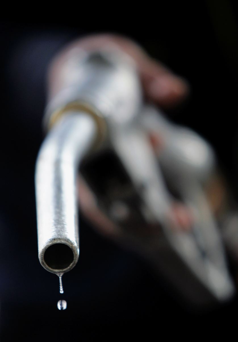 Bơm xăng tại một trạm xăng ở Tehran, Iran. Ảnh: AFP/TTXVN