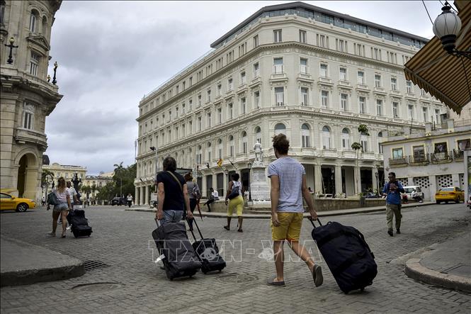 Khách du lịch tới thủ đô La Habana, Cuba. Ảnh tư liệu: AFP/TTXVN