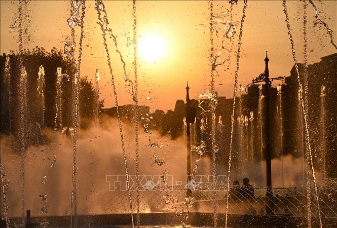 Hoàng hôn ở Bucharest, Romania, khi nhiệt độ lên tới ngưỡng 38 độ C, ngày 17/8/2021. Ảnh: AFP/TTXVN
