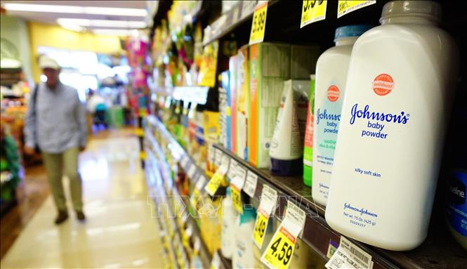 Phấn rôm trẻ em của hãng dược phẩm Johnson & Johnson được bày bán tại siêu thị ở Alhambra, California, Mỹ. Ảnh tư liệu: AFP/TTXVN